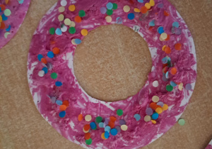 Dzieci wykonały prace plastyczną "Kolorowego pączka"