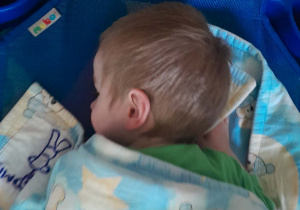 Chłopiec odpoczywa na leżaku po obiedzie