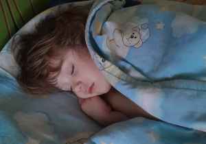 Chłopiec odpoczywa na leżaku po obiedzie