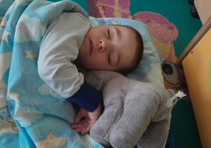 Chłopiec odpoczywa na leżaku po obiedzie