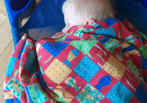 Chłopiec odpoczywa na leżaku po obiedzie