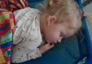 Dziewczynka odpoczywa na leżaku po obiedzie