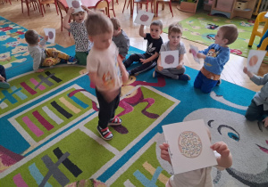 Dzieci szukają obrazków pączka