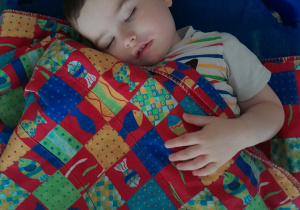 Chłopiec odpoczywa na leżaku po obiedzie