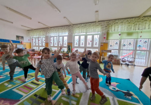 Dzieci wykonują ćwiczenia które pokazuje nauczycielka