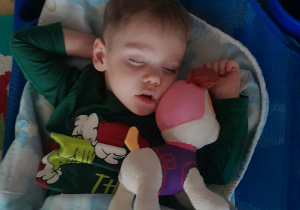 Chłopiec odpoczywa na leżaku po obiedzie