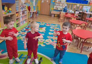 Dzieci pokazują ruchy do piosenki