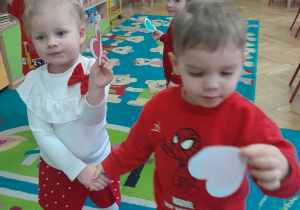 Dzieci dobierają się serduszkami w pary