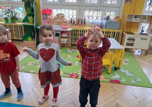 Dzieci wykonują ruch do piosenki