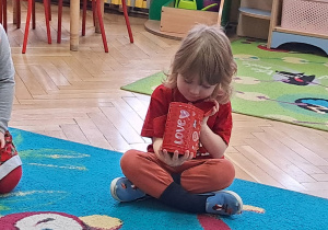 Chłopiec ogląda pocztę walentynkową