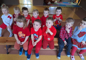 Dzieci oglądają wspólnie bajkę o tematyce Walentynkowej
