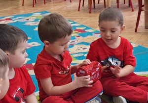 Dzieci oglądają pocztę walentynkową