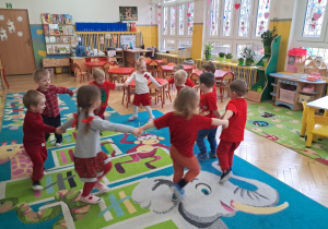 Dzieci wspólnie bawią się w kole