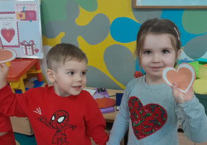 Chłopiec i dziewczynka znajdują ten sam kolor serca