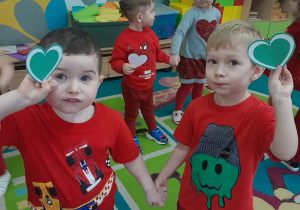 Chłopcy znajdują ten sam kolor serca