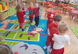 Dzieci znajdują ten sam kolor serca