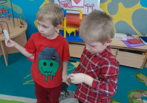 Chłopcy znajdują ten sam kolor serca