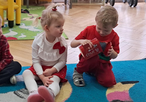 Chłopiec ogląda pocztę walentynkową