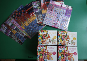 Naklejki i kreatywne chrupki w pudełku