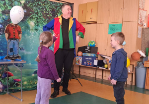 Magik czarujący z dwójką dzieci