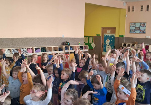 Dzieci siedzące na ławeczkach