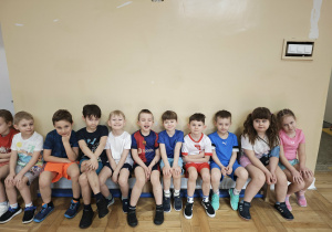 Dzieci w strojach sportowych