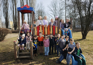 Dzieci na domku w ogrodzie