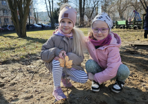 Dwie dziewczynki w piaskownicy