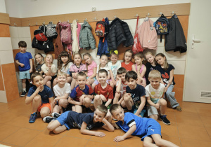 Dzieci w strojach sportowych