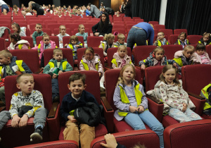 Dzieci siedzące na fotelach w teatrze