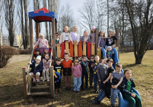Dzieci siedzące na fotelach w teatrze