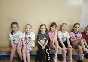 Dziewczynki siedzące na ławce