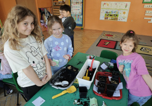 Dziewczynki sieją owies