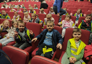 Dzieci siedzące na fotelach w teatrze