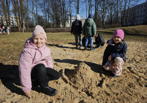 Dwie dziewczynki w piaskownicy