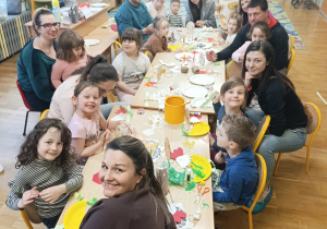 Dzieci i rodzice uczestniczą w warsztatach wielkanocnych