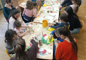 Dzieci i rodzice uczestniczą w warsztatach wielkanocnych