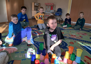 Dzieci uczestniczą w zajęciach z wykorzystaniem kolorowych kubeczków