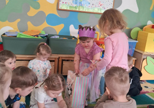 Dziewczynka rozdaje prezenty