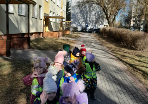 Dzieci uczą się chodzić w parze