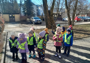 Dzieci słuchają Pani