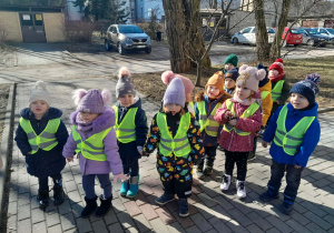 Dzieci odpowiadają na pytania zadane przez Panią