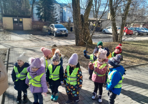 Dzieci słuchają Pani