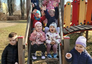Wspólne zdjęcie grupowe na placu zabaw