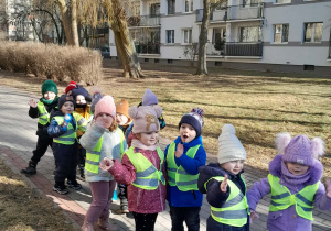 Dzieci idą na spacer w pobliżu przedszkola