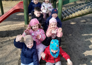 Wspólne zdjęcie grupowe na placu zabaw