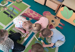 Dzieci układają puzzle