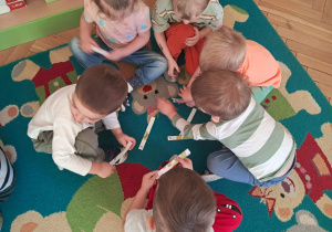 Dzieci układają puzzle