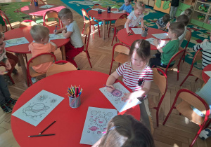 Dzieci malują obrazek konturowy