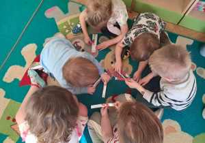 Dzieci układają puzzle